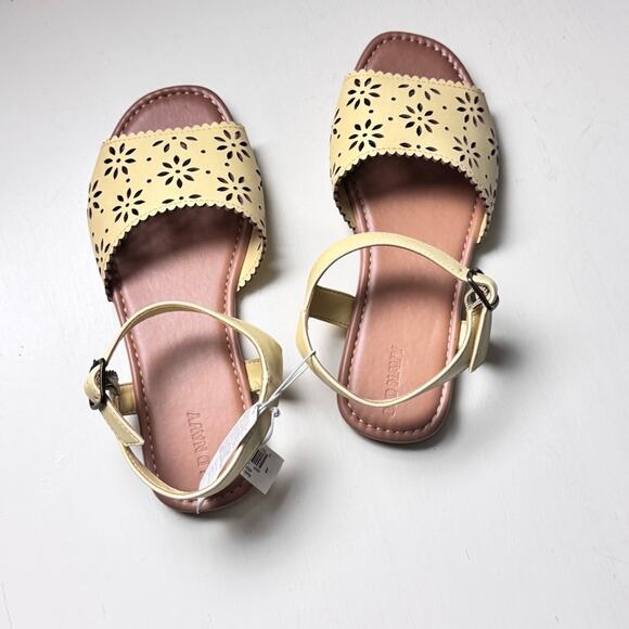 Old Navy Girl's Butter Sandals with Perforated Design and Ankle Straps Sz 4Y - Picture 7 of 11